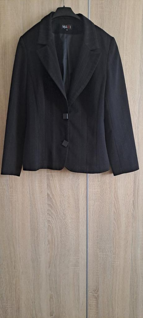 Nohavicový kostým, 36