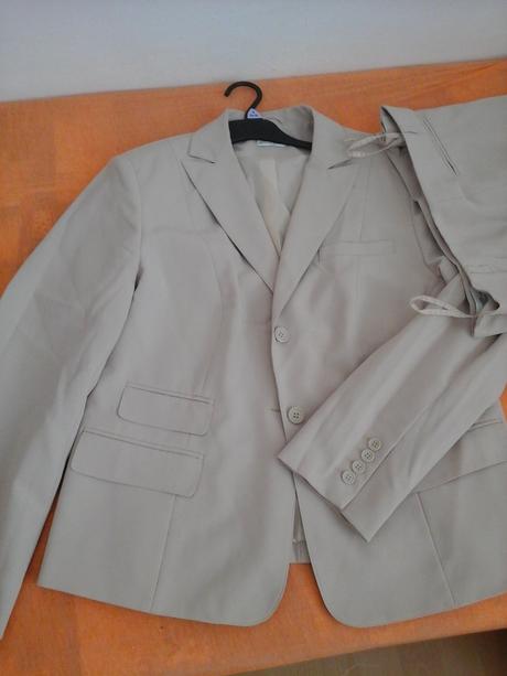 Nohavicovy kostym, l