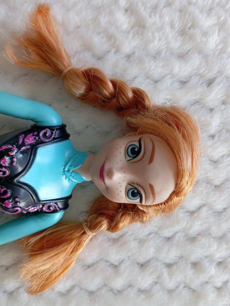 Barbie mattel anna na korčuliach, 