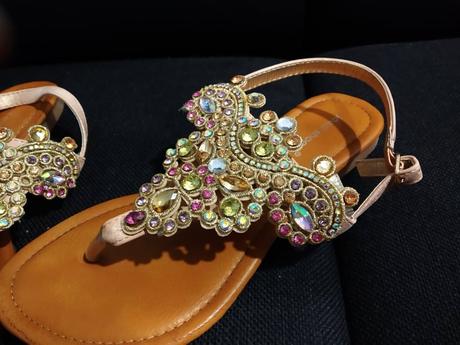 Sandálky s ozdobnými kamienkami, 36