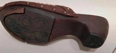 Vyšívané dreváky, 36