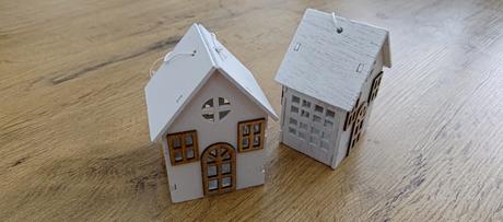 Drevený domček - biely - 110 x 58 mm, 