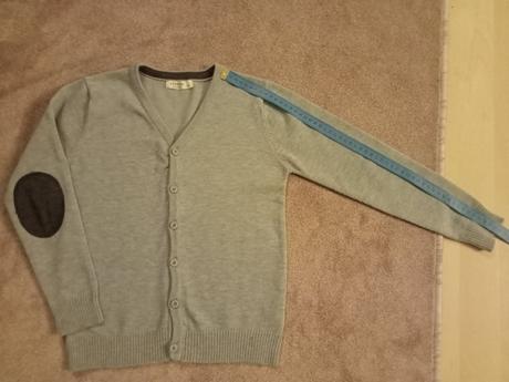 Elegantný svetrík s ozdobnými záplatami na lakťoch, lusa,140