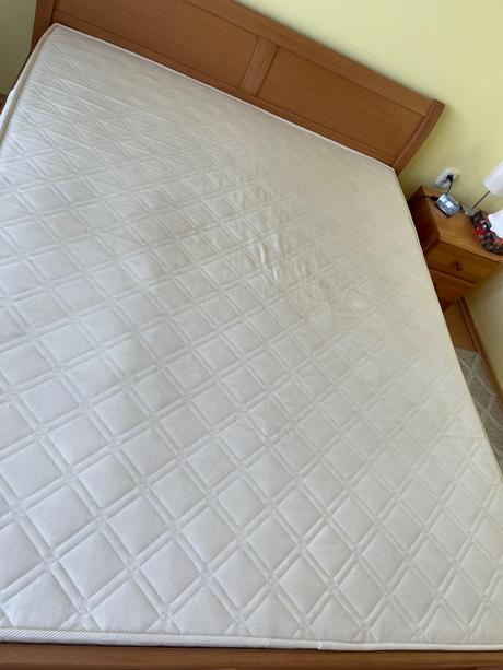 Manželská posteľ z bukového dreva,
