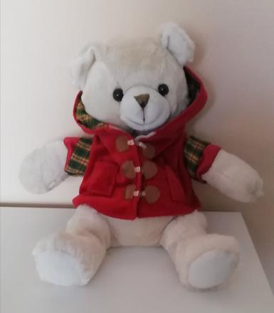 Plyšový medvedík s červeným kabátikom., 