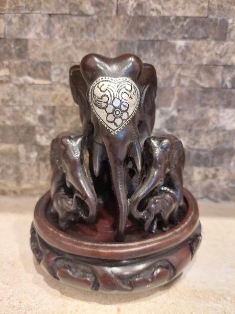 Sochy sloníkov s popolníkov, 