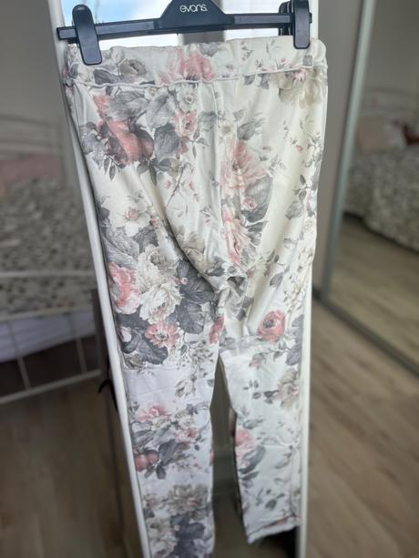 Bavlnené damske biele teplaky s potlačou kvetín, s