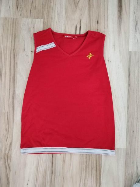 Červené športové tričko, green trees,m