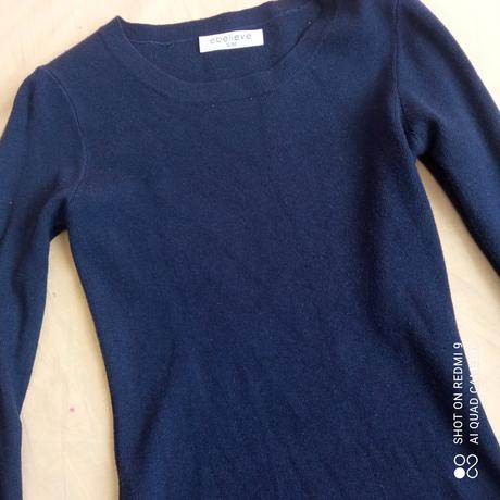 Hladký tmavomodrý pulóver, s