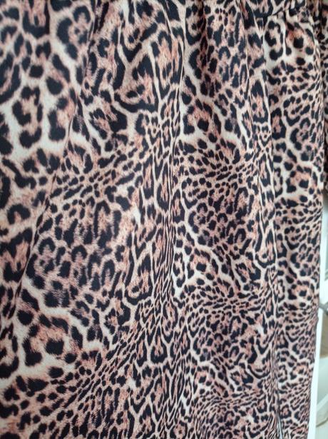 Šaty s leopardím vzorom, 