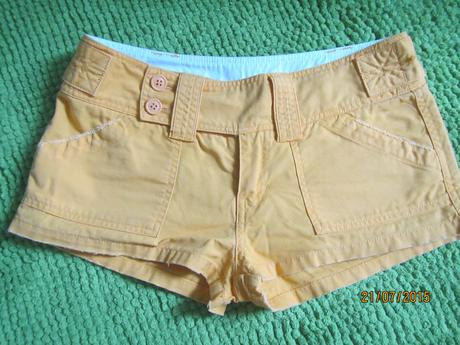 Kratasky vyborne sedia v peknom odtieni, s