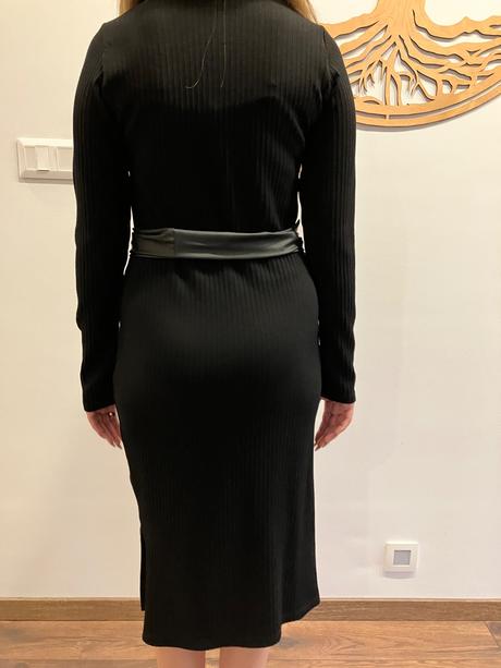 Šaty z vrúbkovaného materiálu, s