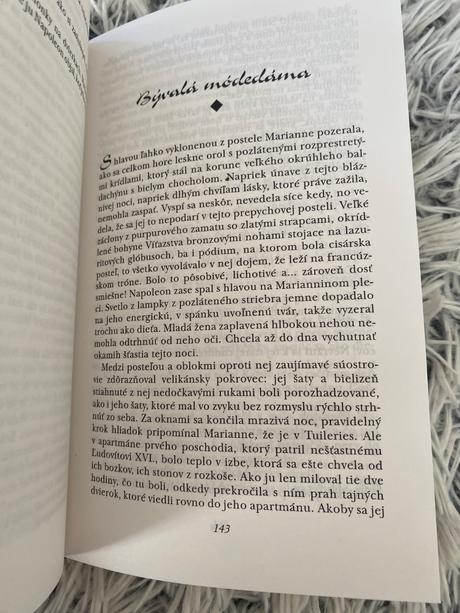 Krásna stará retro kniha marianne a cisár juliette,