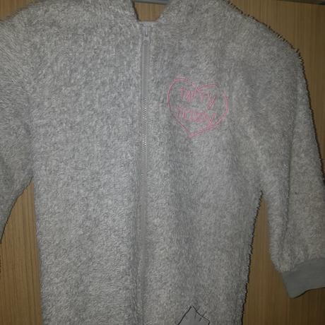 Dievčenský  overal  na spanie, 104