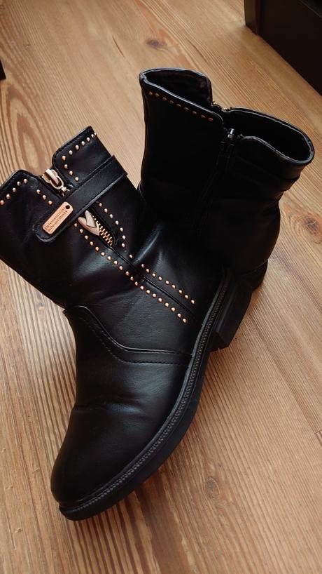 Čižmy so zlatými aplikáciami, 31