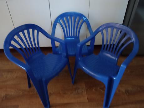 Plastové stoličky 3 ks,