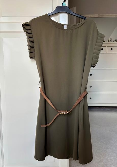 Krátke šaty s opaskom, s