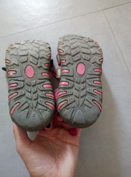 Turistické sandále, 32