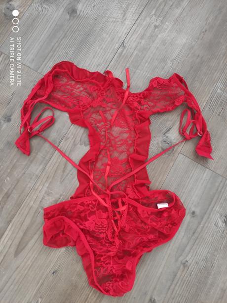 Sexy cervene body, s