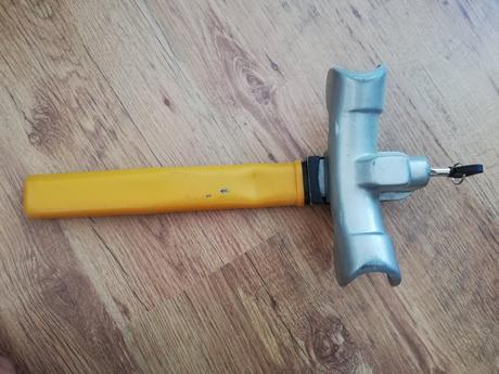 Ochranný zámok na volant,