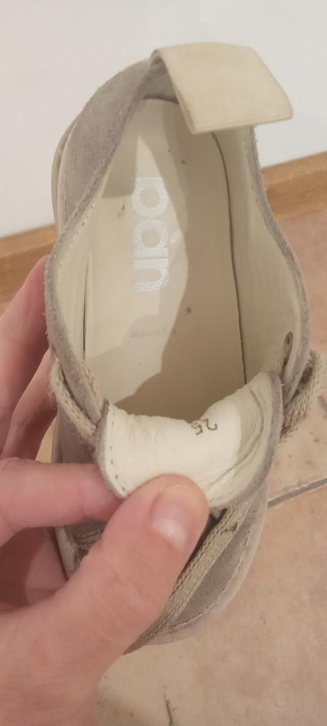 Krásne chlapčenské topánky, 25