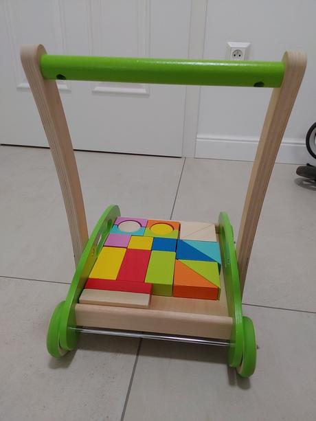 Dreveny vozik hape choditko s kockami, 