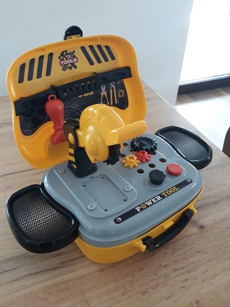 Náradie v autíčku,