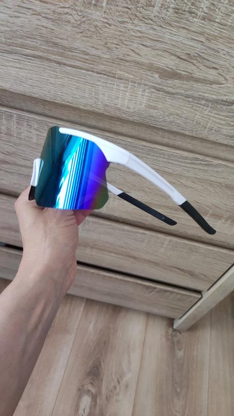 Športové slnečné okuliare zelené šošovky,