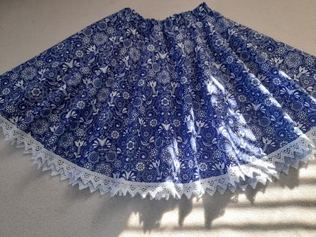 Folklórna sukňa modrá s krajkou, 104 - 134