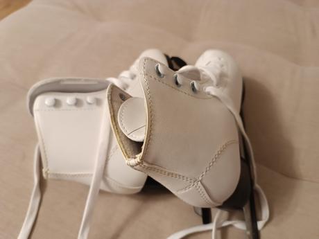 Dievčenské korčule na ľad, 32