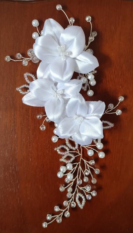 Saténové ľalie na korálkovej vetvičke, 