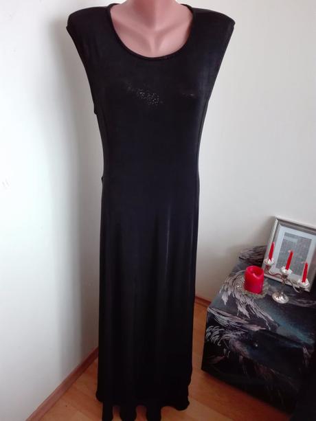 Čierné šaty, 42