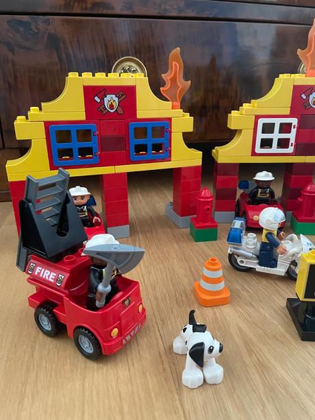 Lego duplo hasičská stanica a policajt, 
