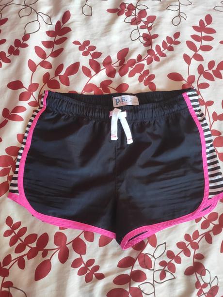 Čierno ružové kraťasy, 158