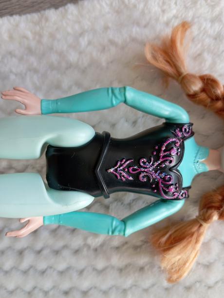 Barbie mattel anna na korčuliach, 