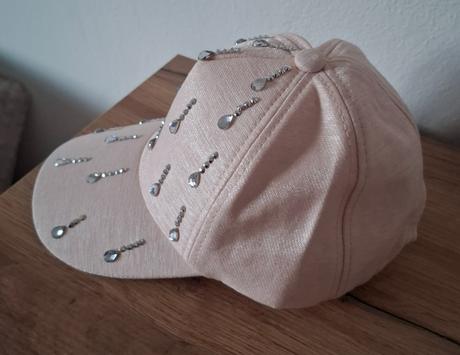 Šiltovka zdobená kamienkami, 128