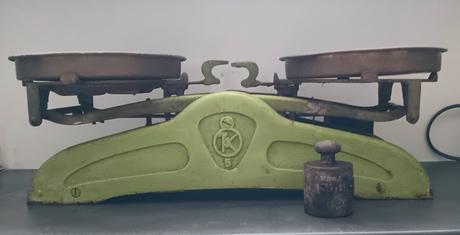 Staré kuchynské váhy,