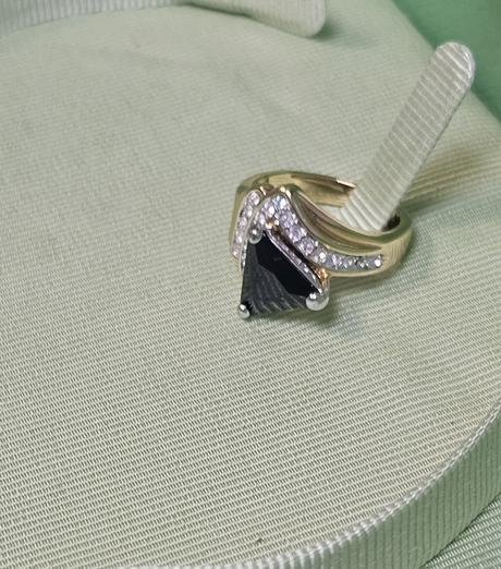 Zdobený dámsky prsteň, 