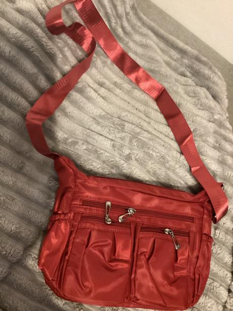 Červená taška s veľa vreckami, 