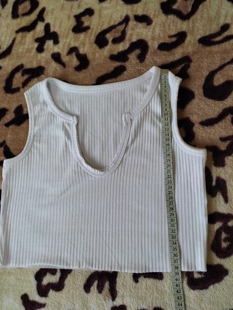 Elegantny biely top bez rukavov, pekne sedi, m