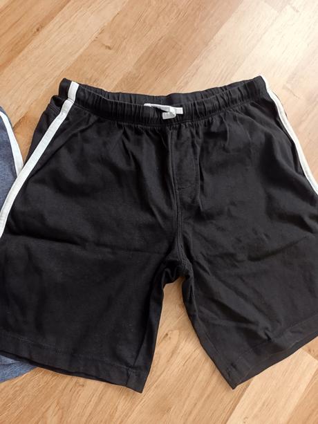 2x tenké kraťase, 134