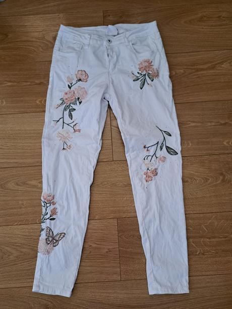 Tenké riflove nohavice s kvetinovou aplikáciou, m