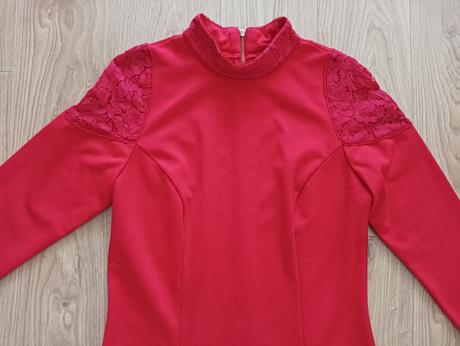 Pekné červené šaty s čipkou, m