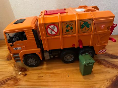 Bruder smetiarske auto, 