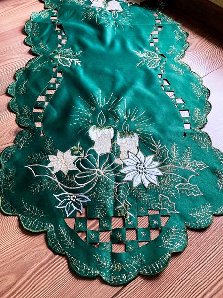 Vianočný obrus so zlatou výšivkou, 