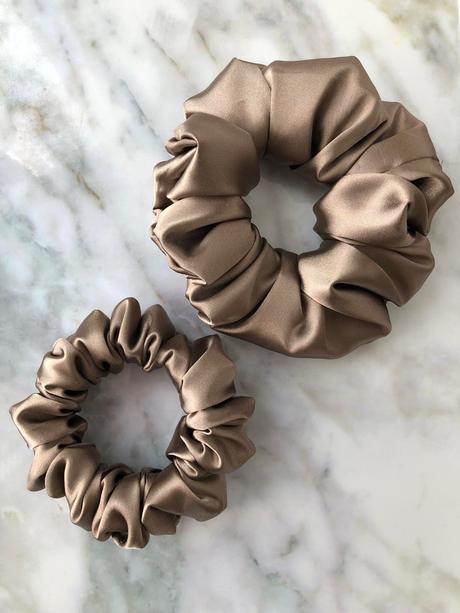 Saténová gumička scrunchie coffee, 