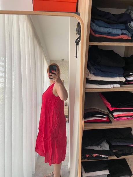 Červené plážové saty, 