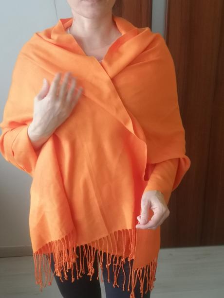 Oranžová šatka, 