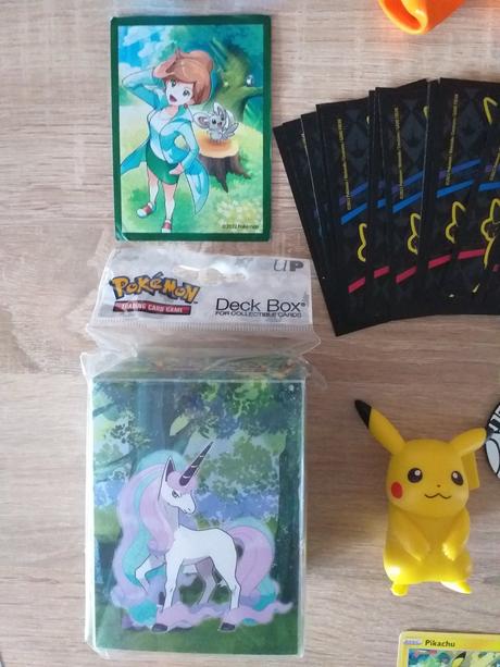 Nehrané pokémon mince,odznaky,obal,figúrka pikachu,
