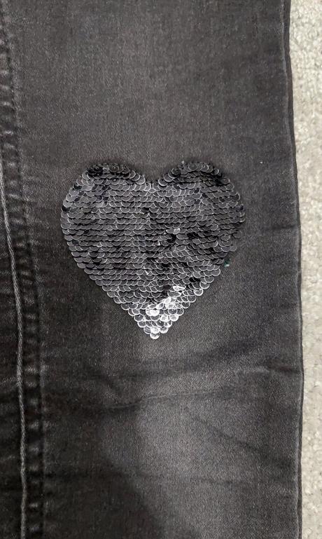 Rifle s flitrovanými srdiečkami na kolenách, c&a,122